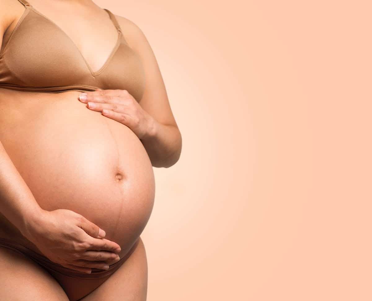 Les signes et symptômes pour savoir si vous êtes enceinte en touchant votre ventre